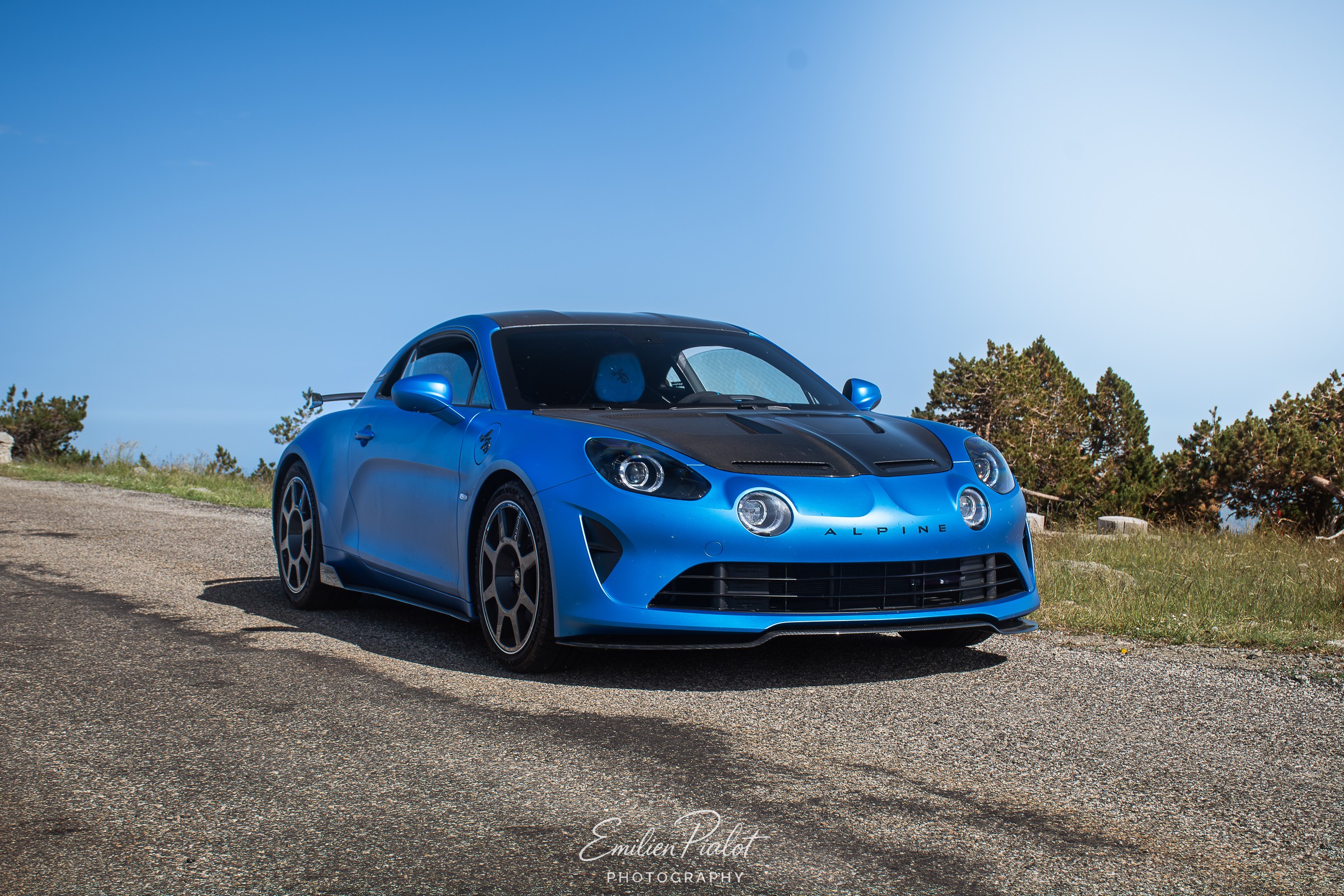 Alpine A110R bleue, vue de trois-quarts avant, sommet du mont Aigoual