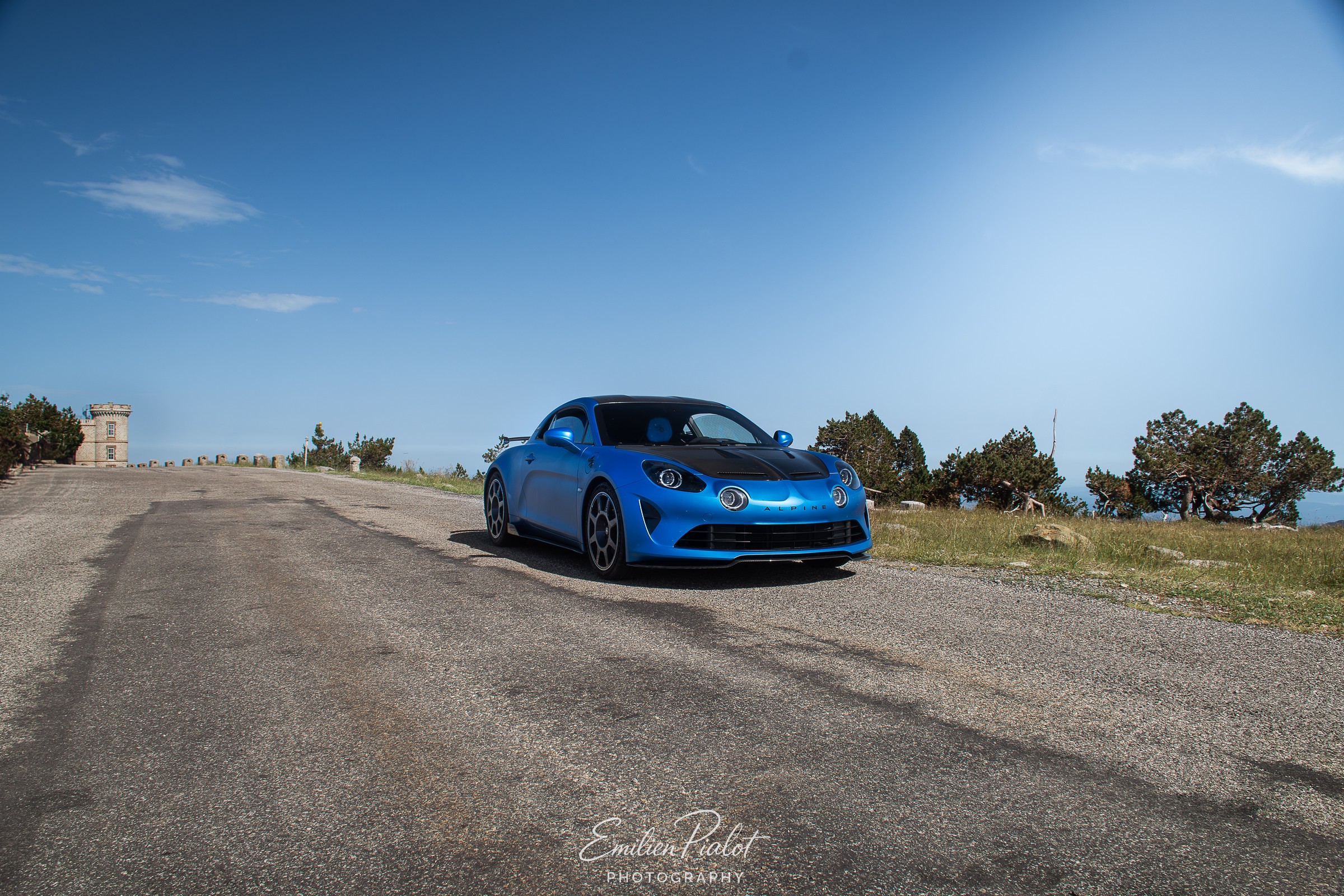 Alpine A110R bleue, vue de profil, route de crête et observatoire du mont Aigoual