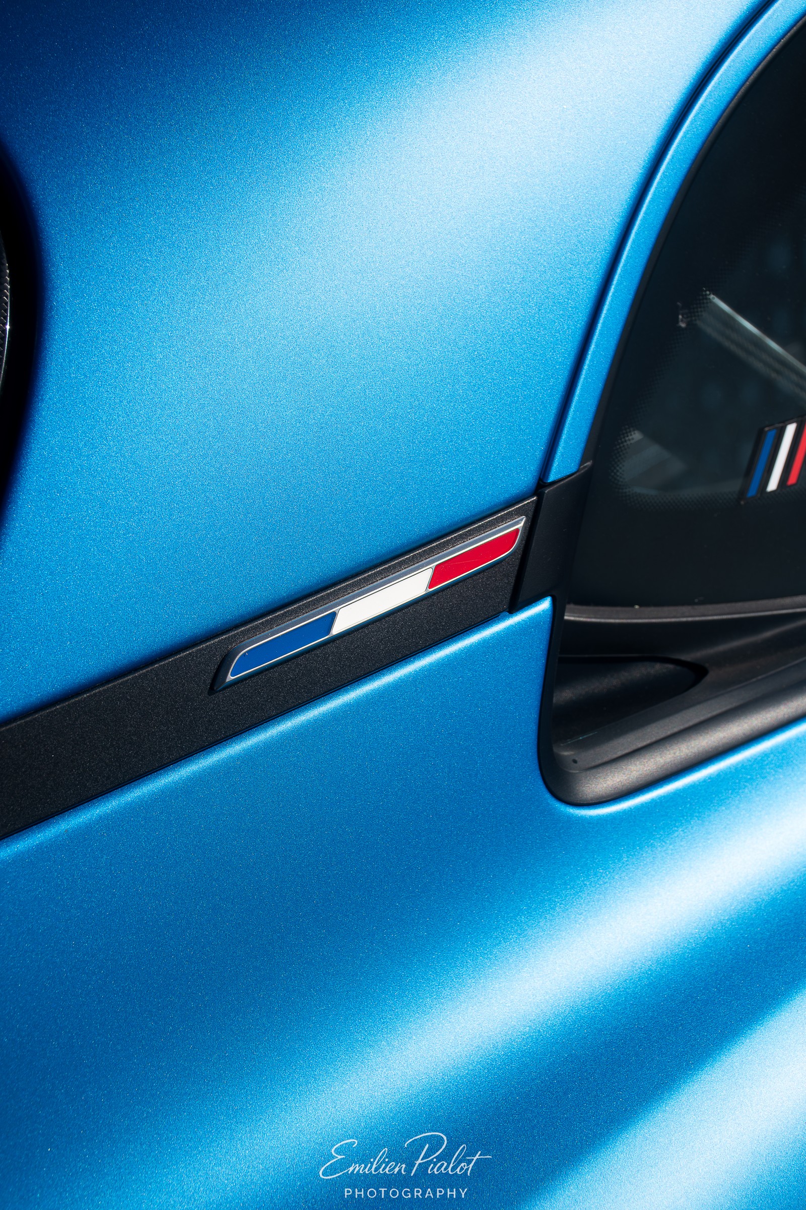 Détail du badge tricolore et du rétroviseur de l'Alpine A110R