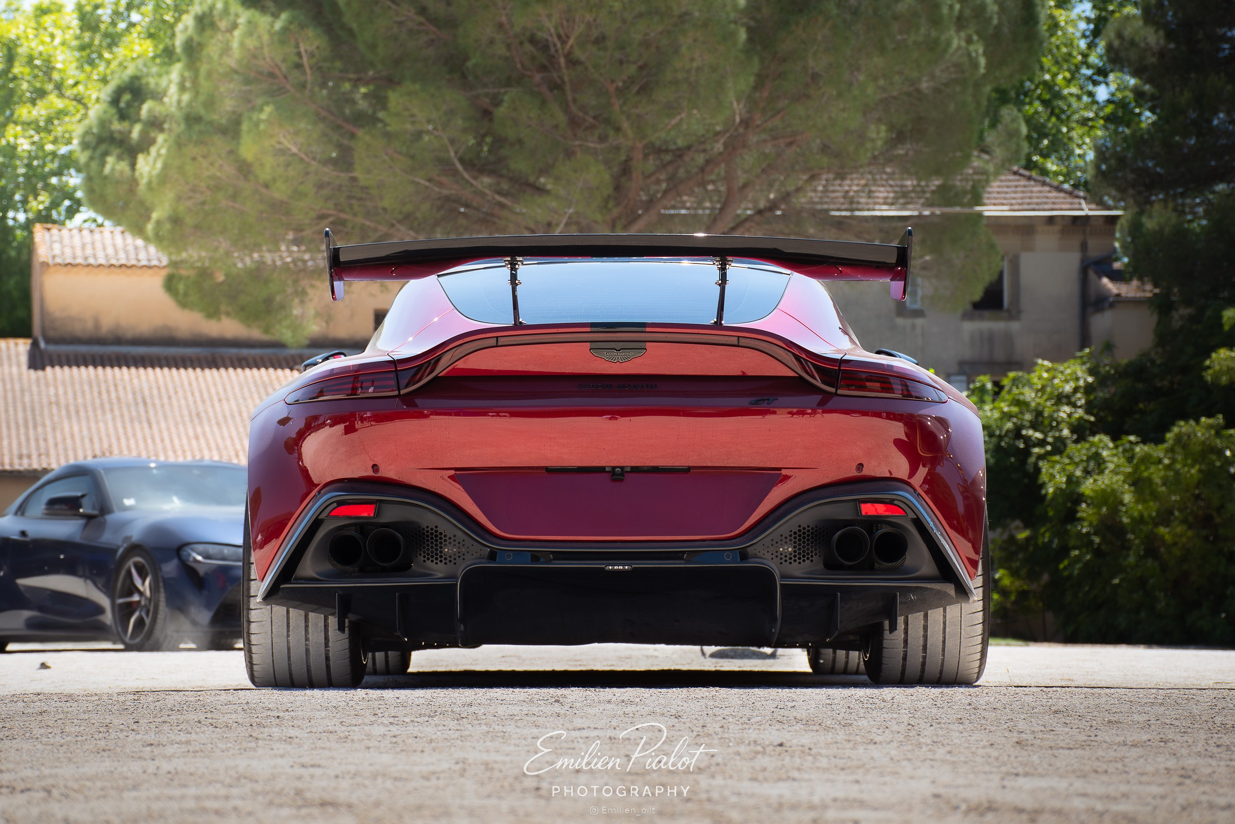 Aston Martin Vantage rouge, vue latérale