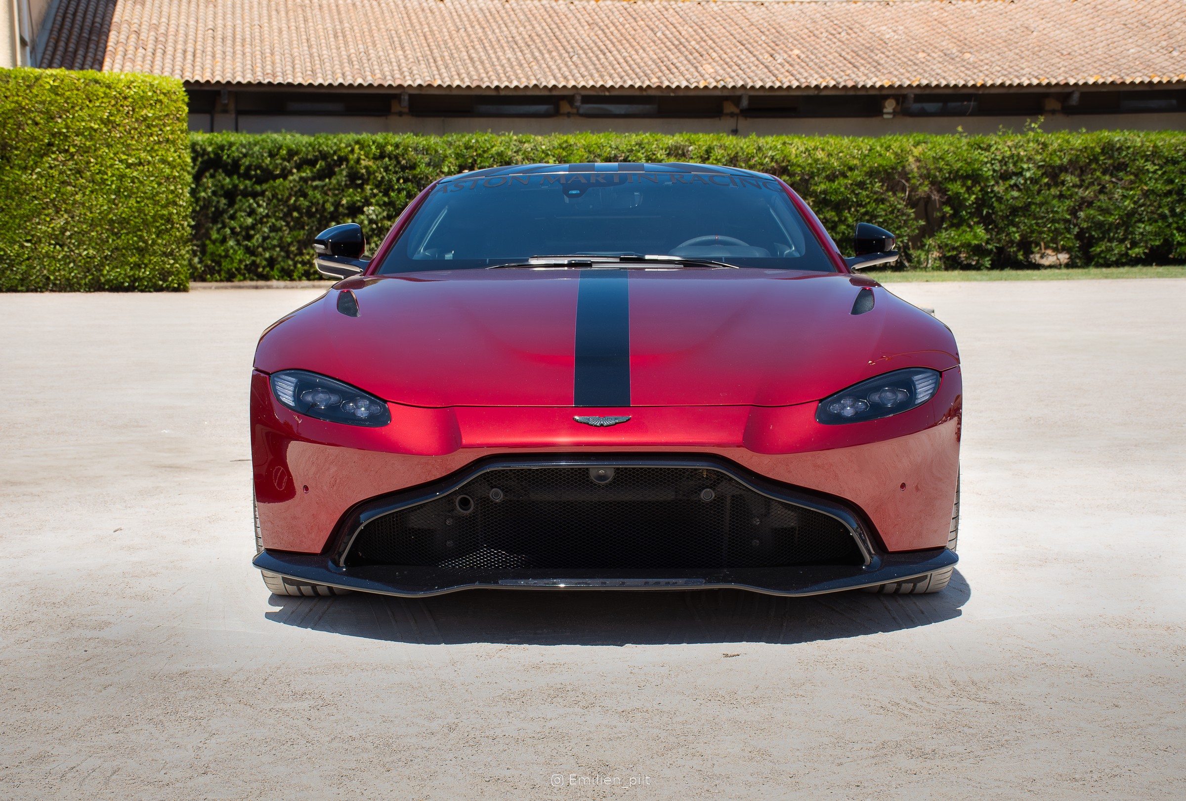 Aston Martin Vantage rouge, vue de face, bandeau Aston Martin Racing