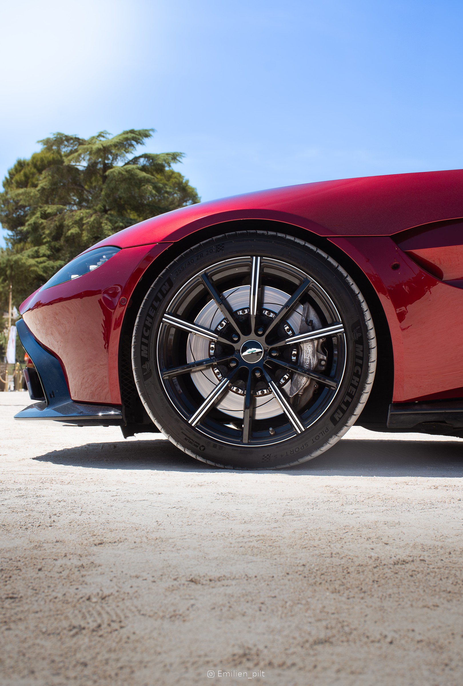 Aston Martin Vantage, vue de trois-quarts avant en contre-plongée
