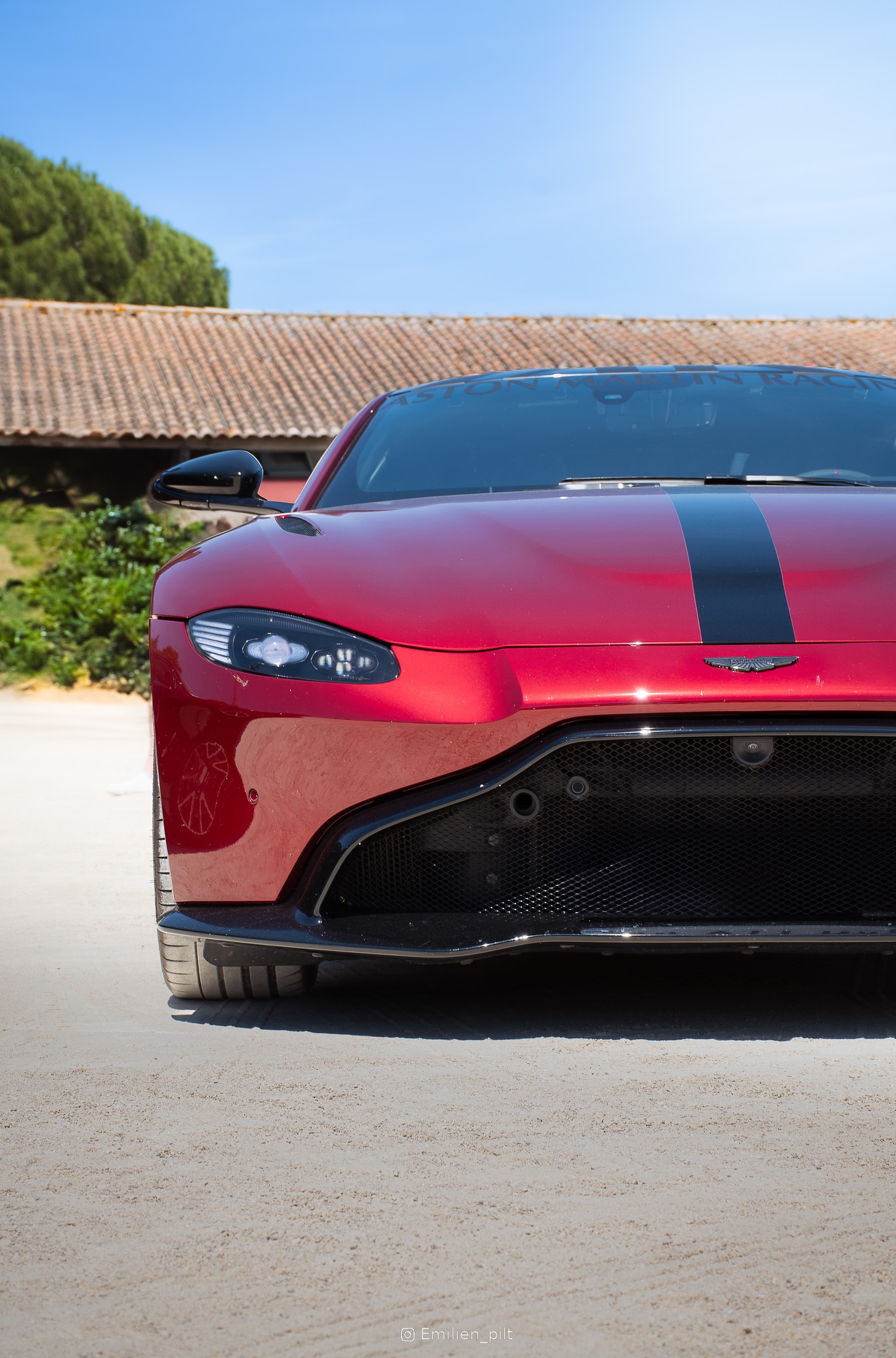 Aston Martin Vantage, vue de face devant la ferme