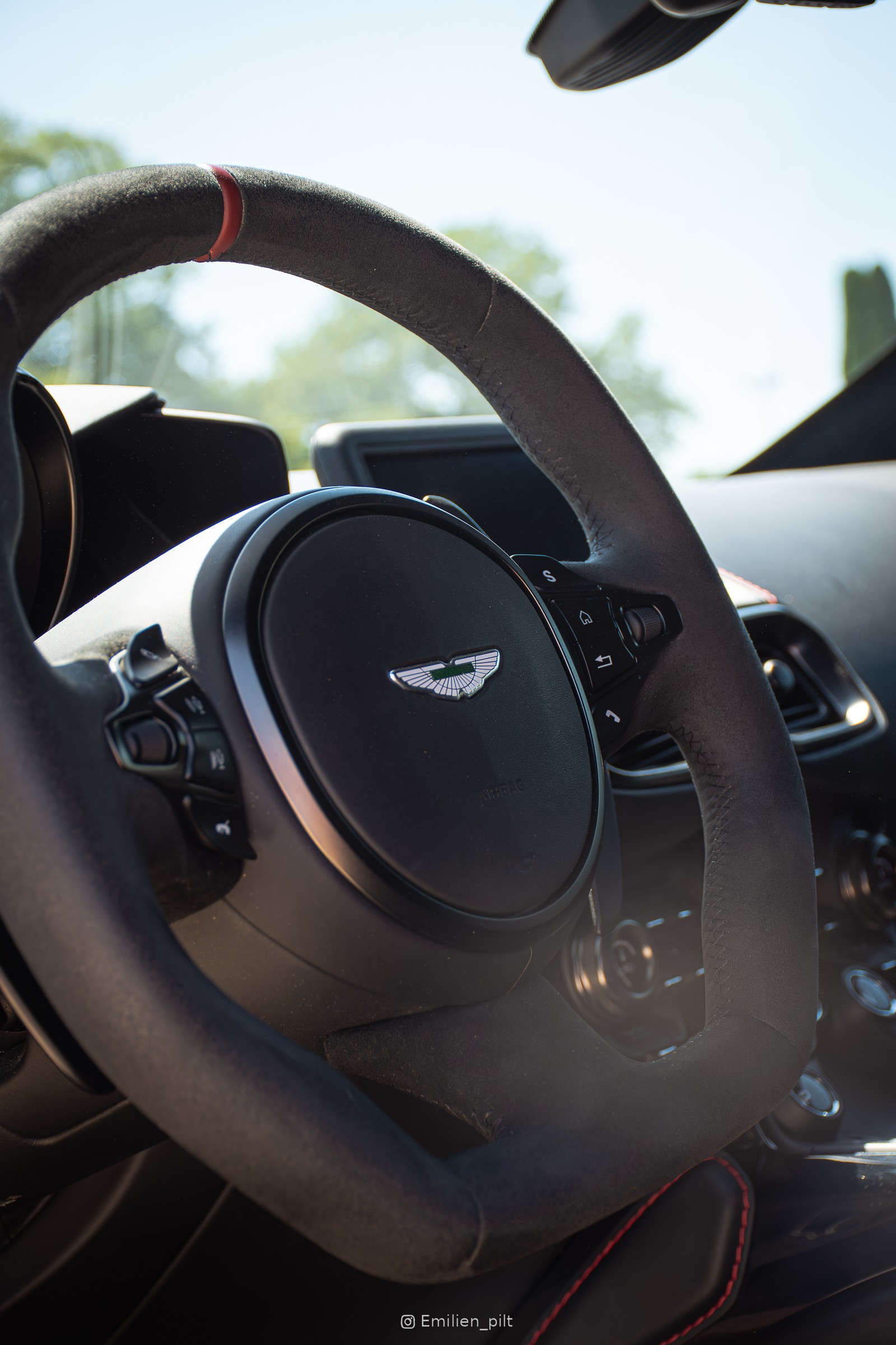 Détail du volant Alcantara de l'Aston Martin Vantage