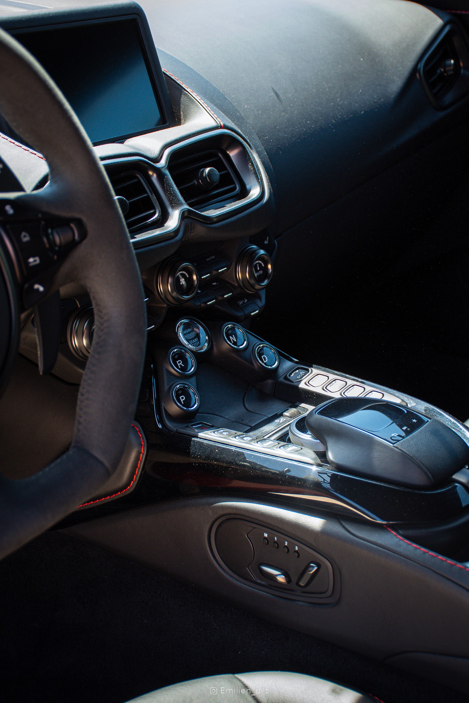Console centrale et sélecteur de vitesses de l'Aston Martin Vantage