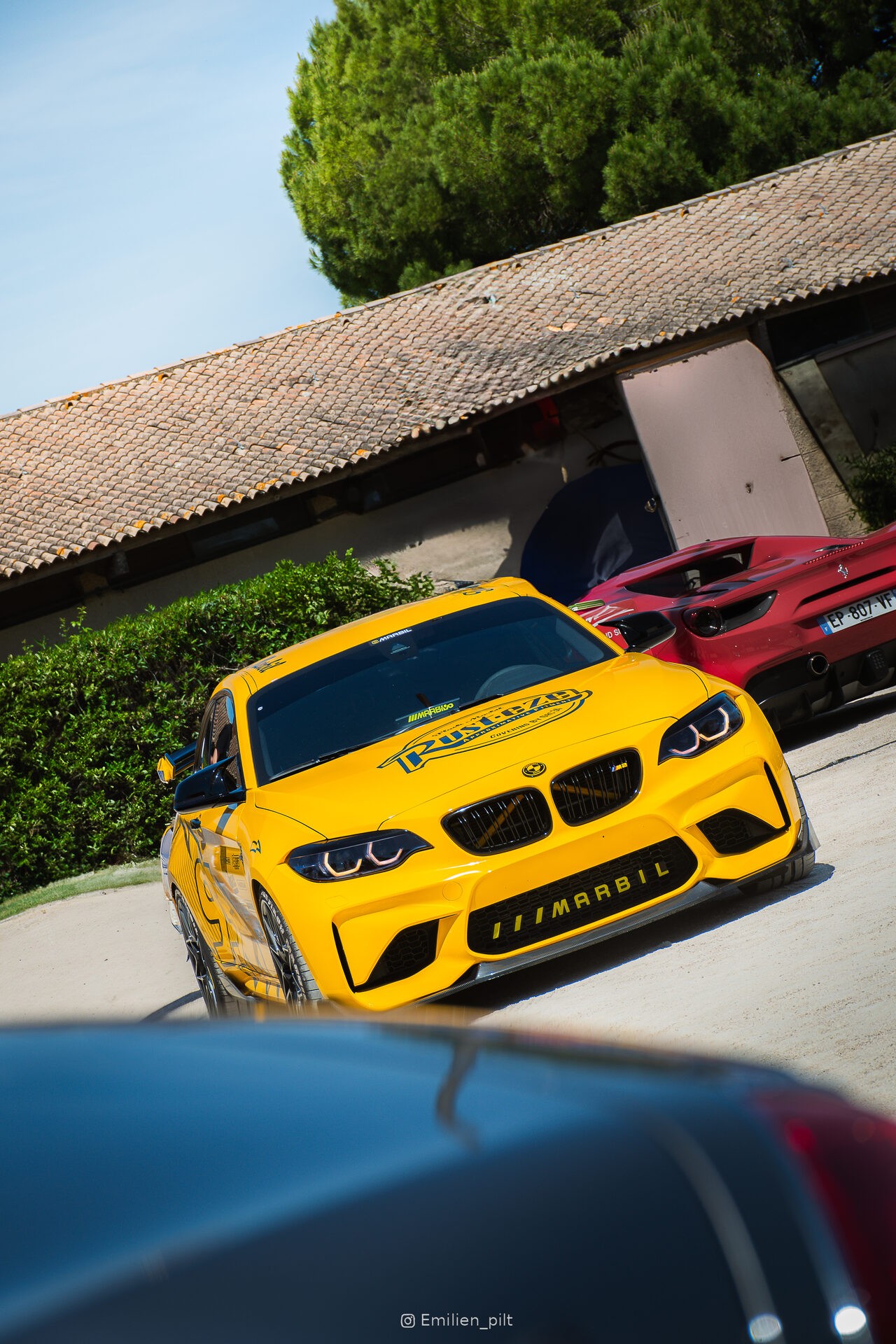 BMW M2 Racing #95 vue de 3/4 avant, autres voitures de sport à l'arrière-plan