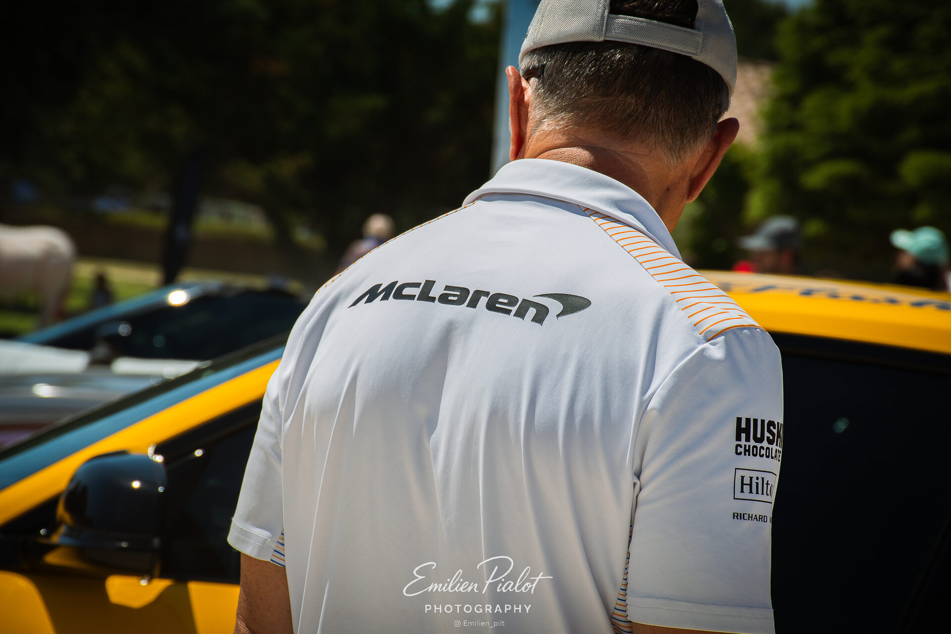 Spectateur en polo McLaren lors du rassemblement automobile