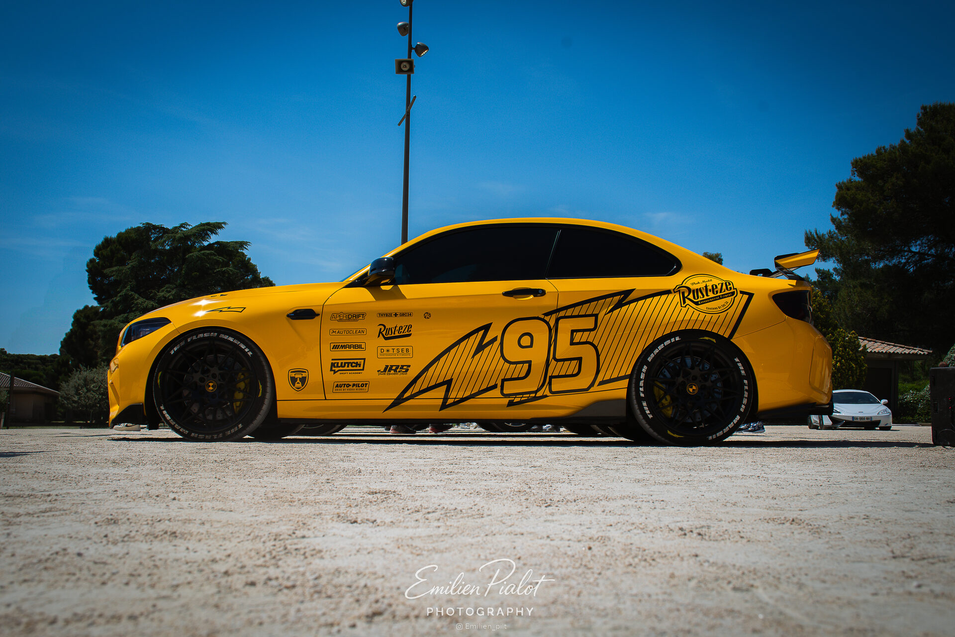 BMW M2 Racing #95, détail des jantes noires et de l'étrier de frein