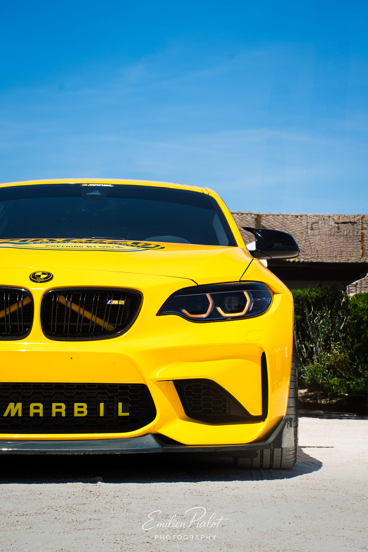 BMW M2 Racing #95, vue arrière 3/4 sous les pins