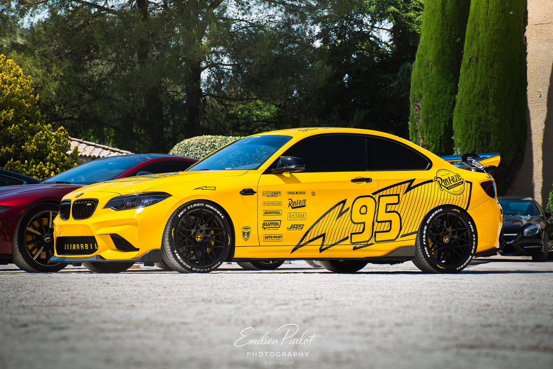 BMW M2 Racing #95 vue de profil, livrée jaune et numéro 95