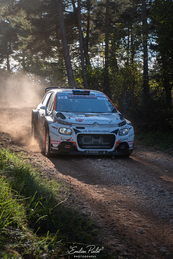 Citroën C3 blanche et rouge n°12, Da Cunha / Dumas, dans la poussière en sous-bois