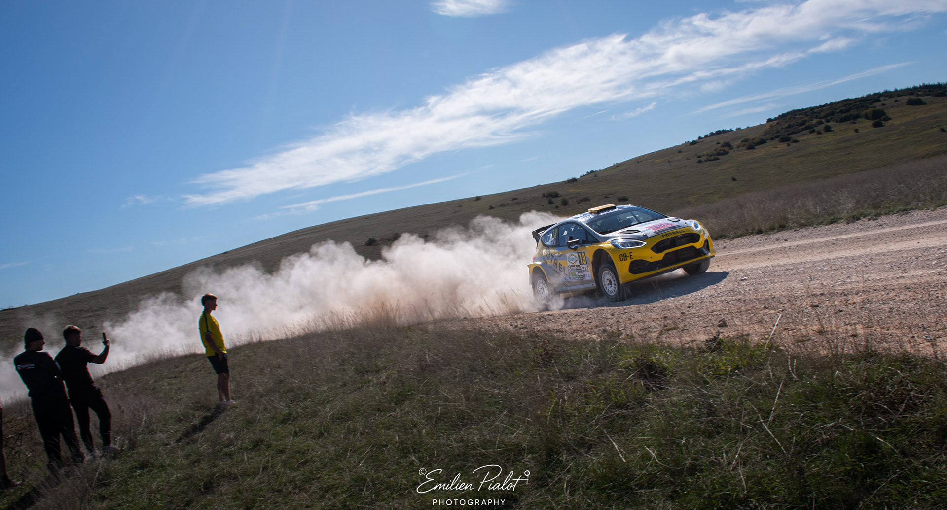 Ford Fiesta Rally2 jaune Potrell n°19 dérapant devant les spectateurs