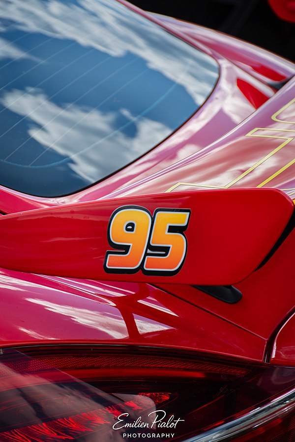 Détail de livrée rouge Ferrari numéro 95