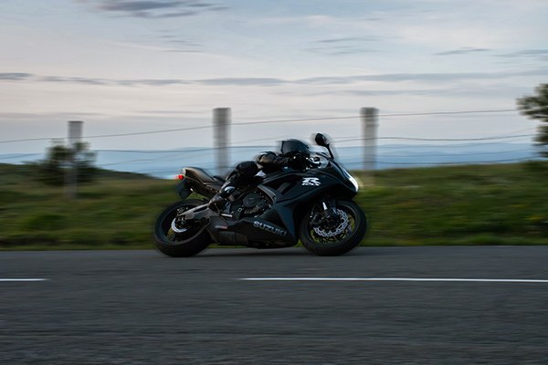 Moto sportive en filé sur route de montagne