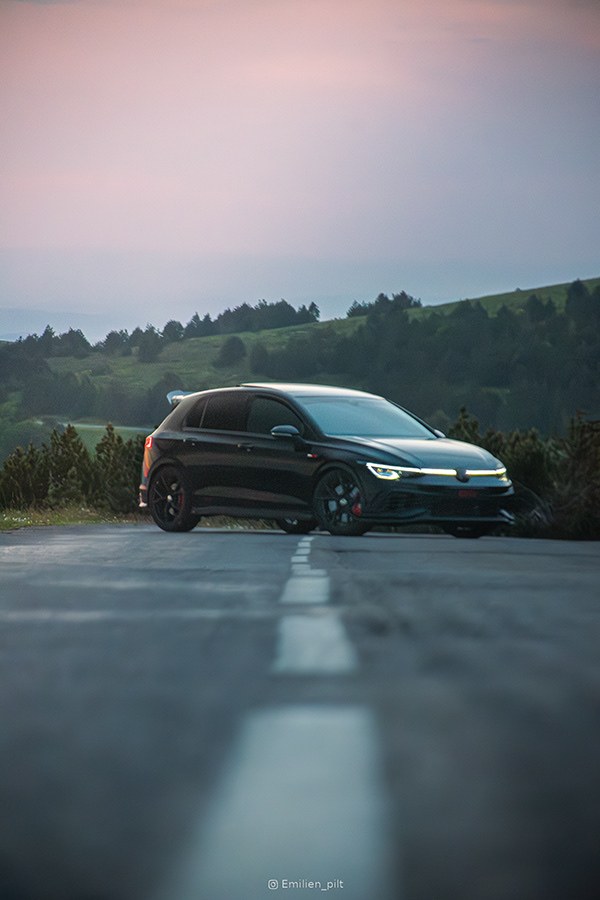 Volkswagen Golf R sur route, lumière rasante