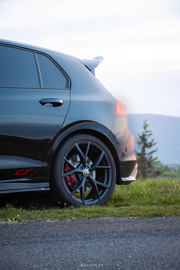 Volkswagen Golf noire, détail de jante et étrier rouge