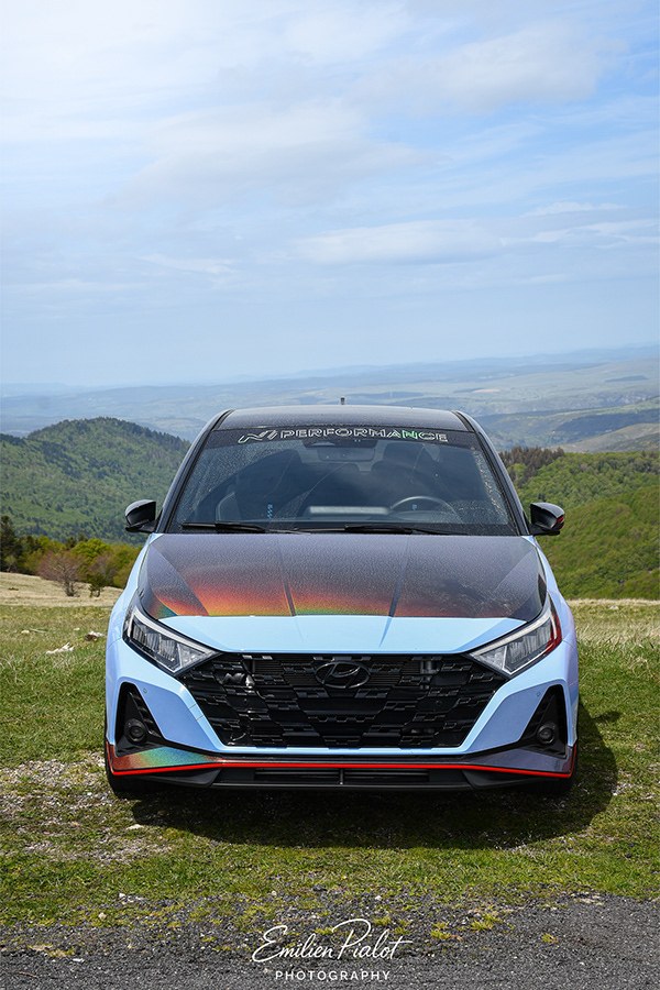 Hyundai i20 N bleue et grise, vue de face