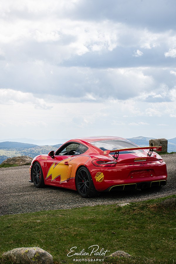 Porsche 718 GT4 RS rouge aux couleurs Red Bull, trois quarts arrière