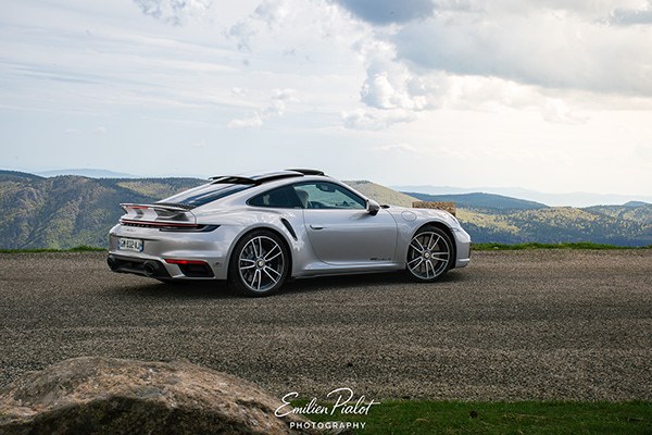 Porsche 911 Turbo S argentée face au panorama