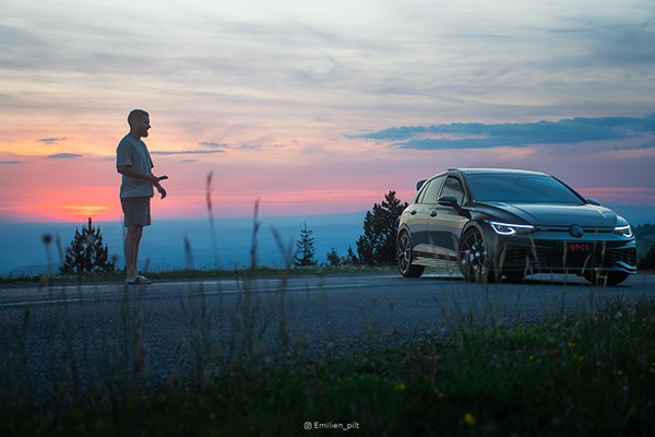 Silhouette au coucher de soleil devant une sportive