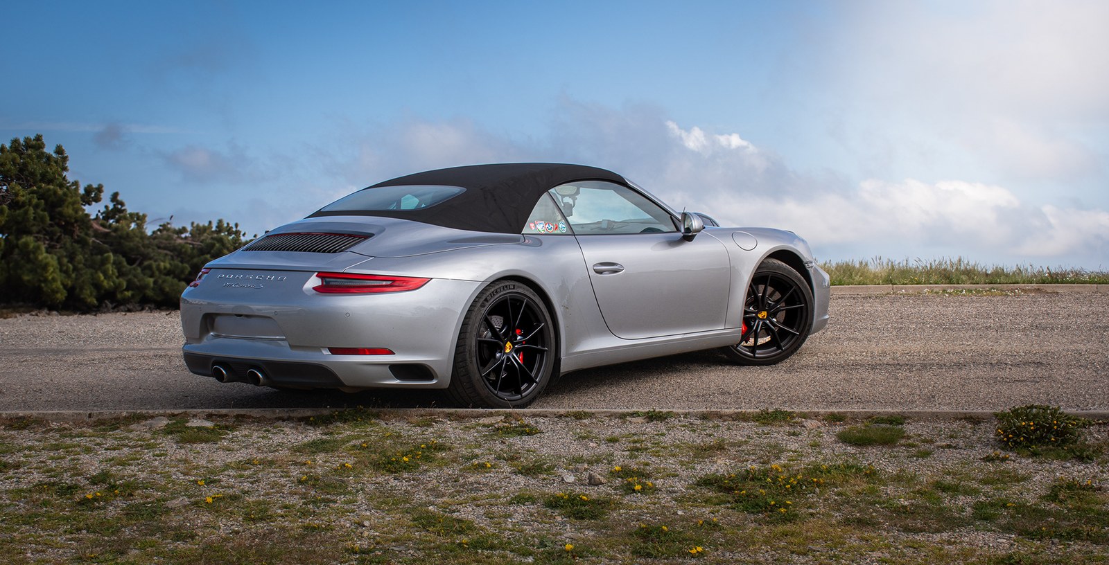 Porsche 911 Carrera S argentée, vue latérale