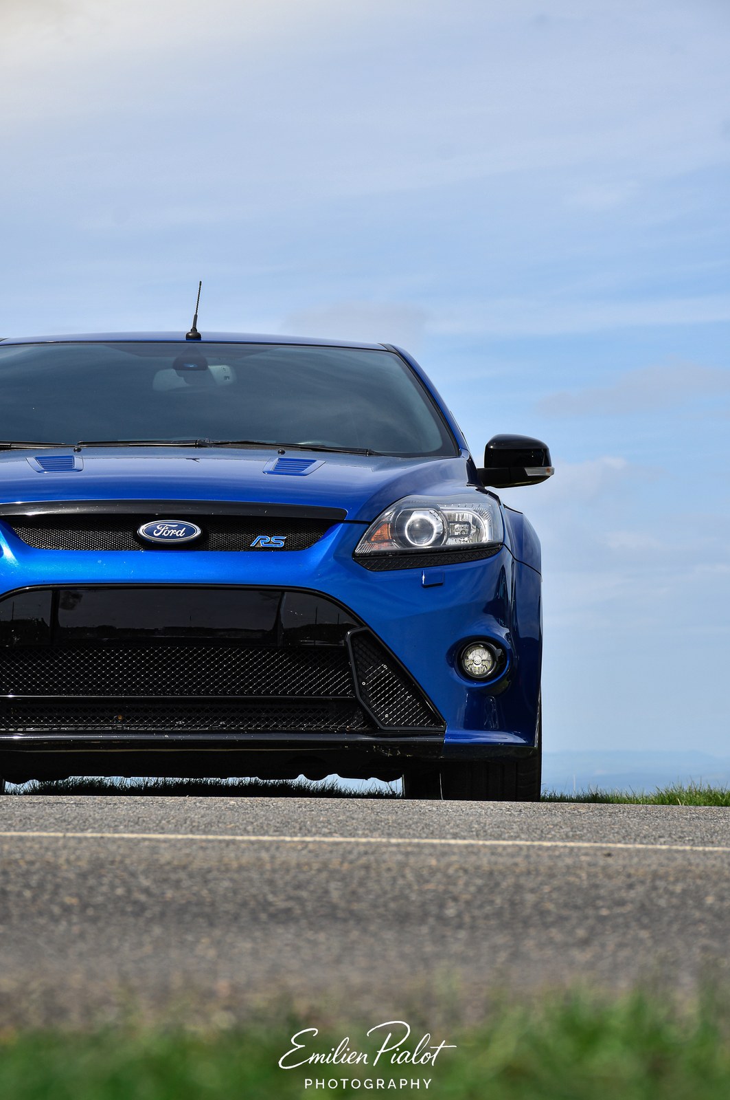 Ford Focus RS bleue en pleine lumière