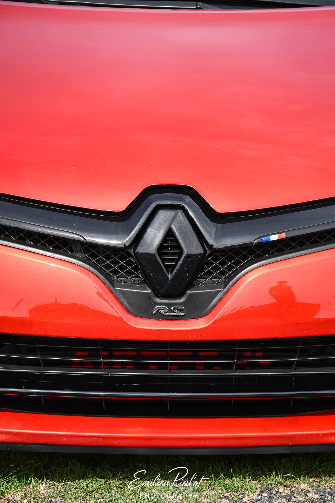 Détail de la calandre et du losange Renault sur une Clio RS rouge
