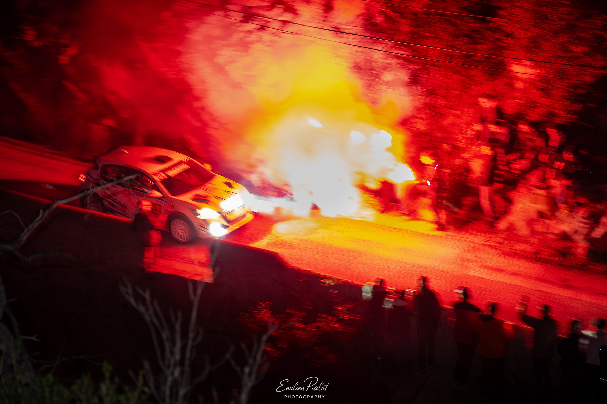 Renault Clio Rally5 blanche et jaune de face, feuillage jaune au premier plan