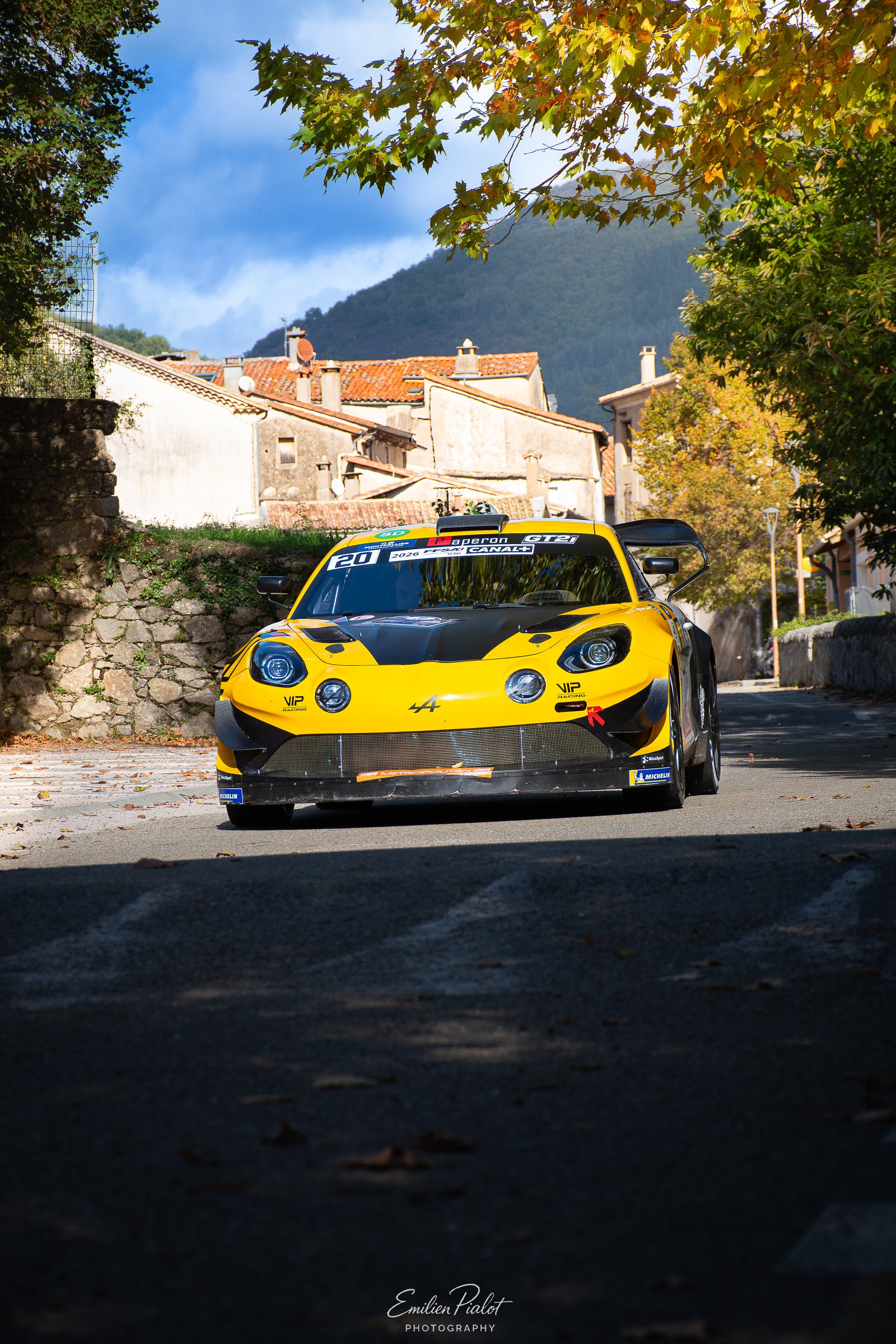 Peugeot 205 Rallye verte vue de dessus sur une piste étroite