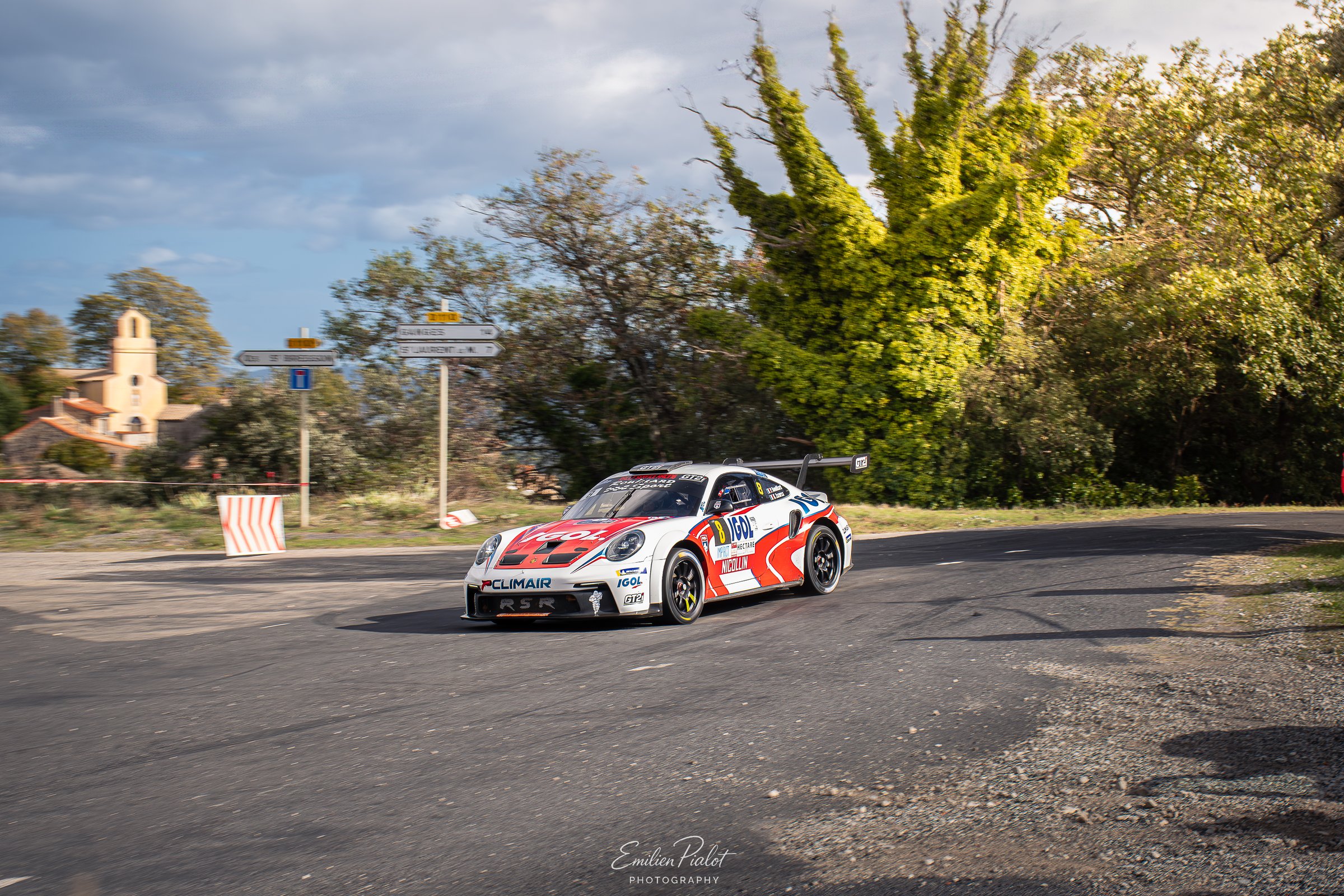 Voiture de rallye de nuit dans une lueur rouge de fumigènes
