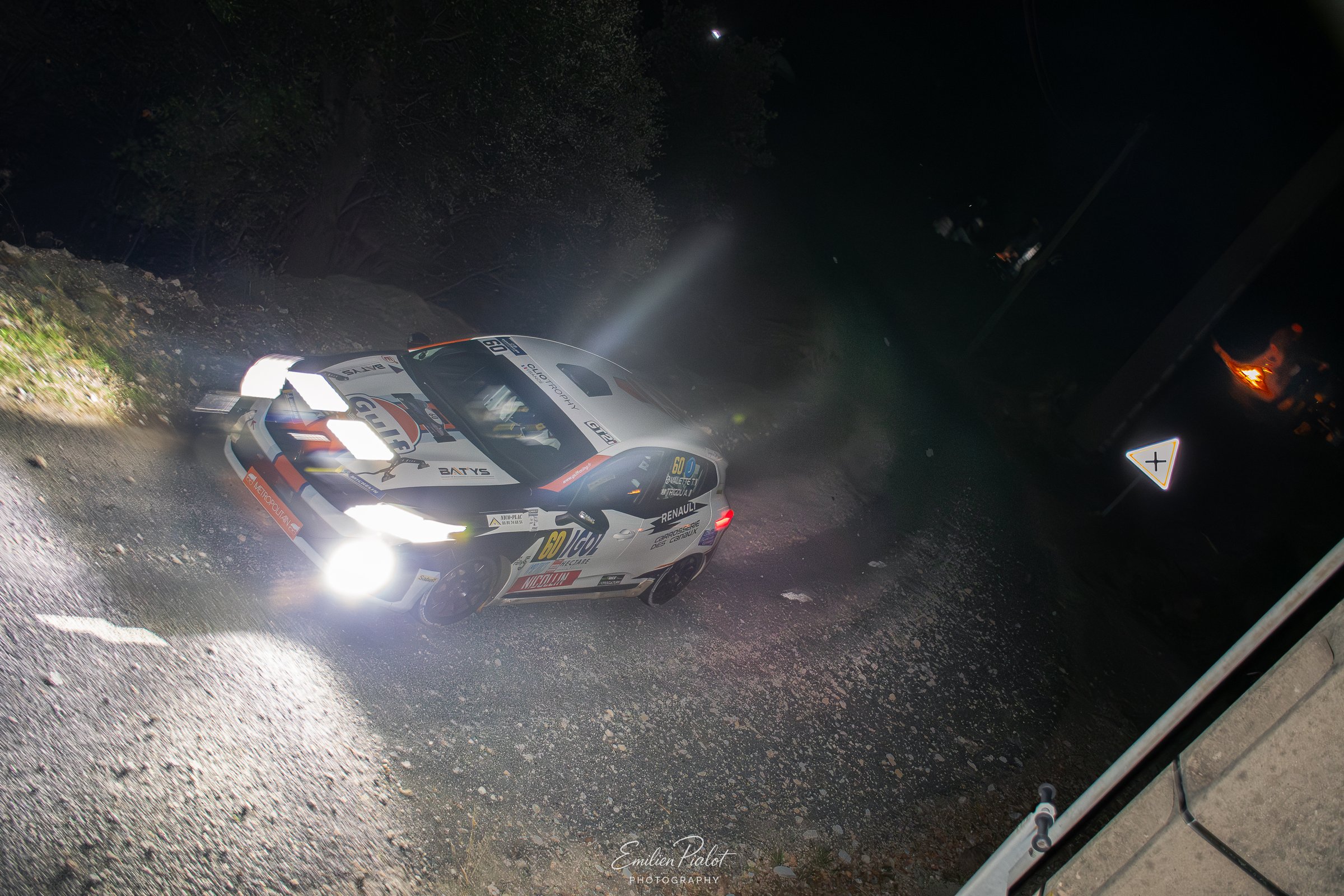 Porsche 911 GT3 Rally blanche IGOL, vue de profil dans le parc d'assistance