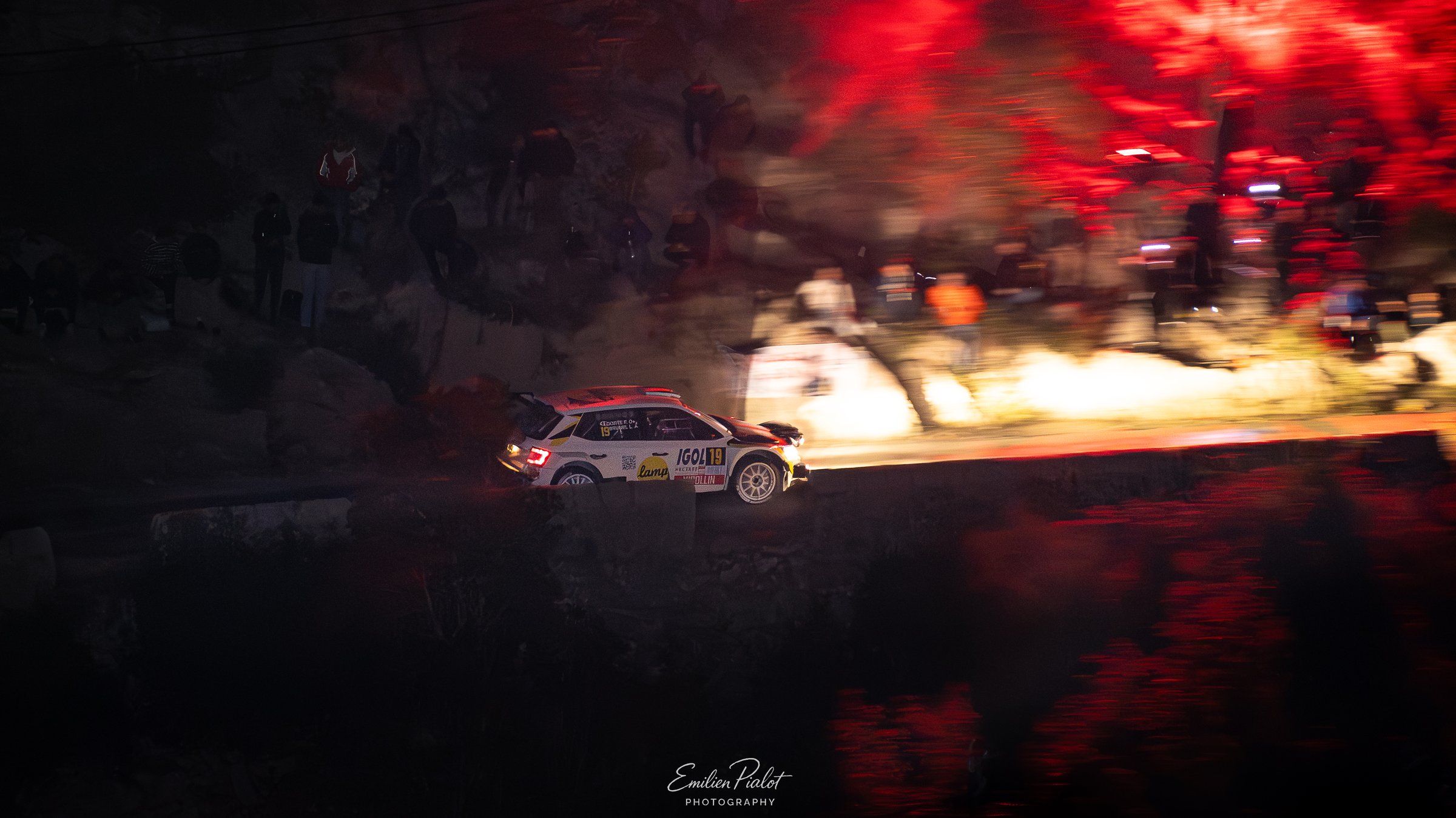 Peugeot 208 Rally4 blanche et verte sur chemin bordé d'herbe