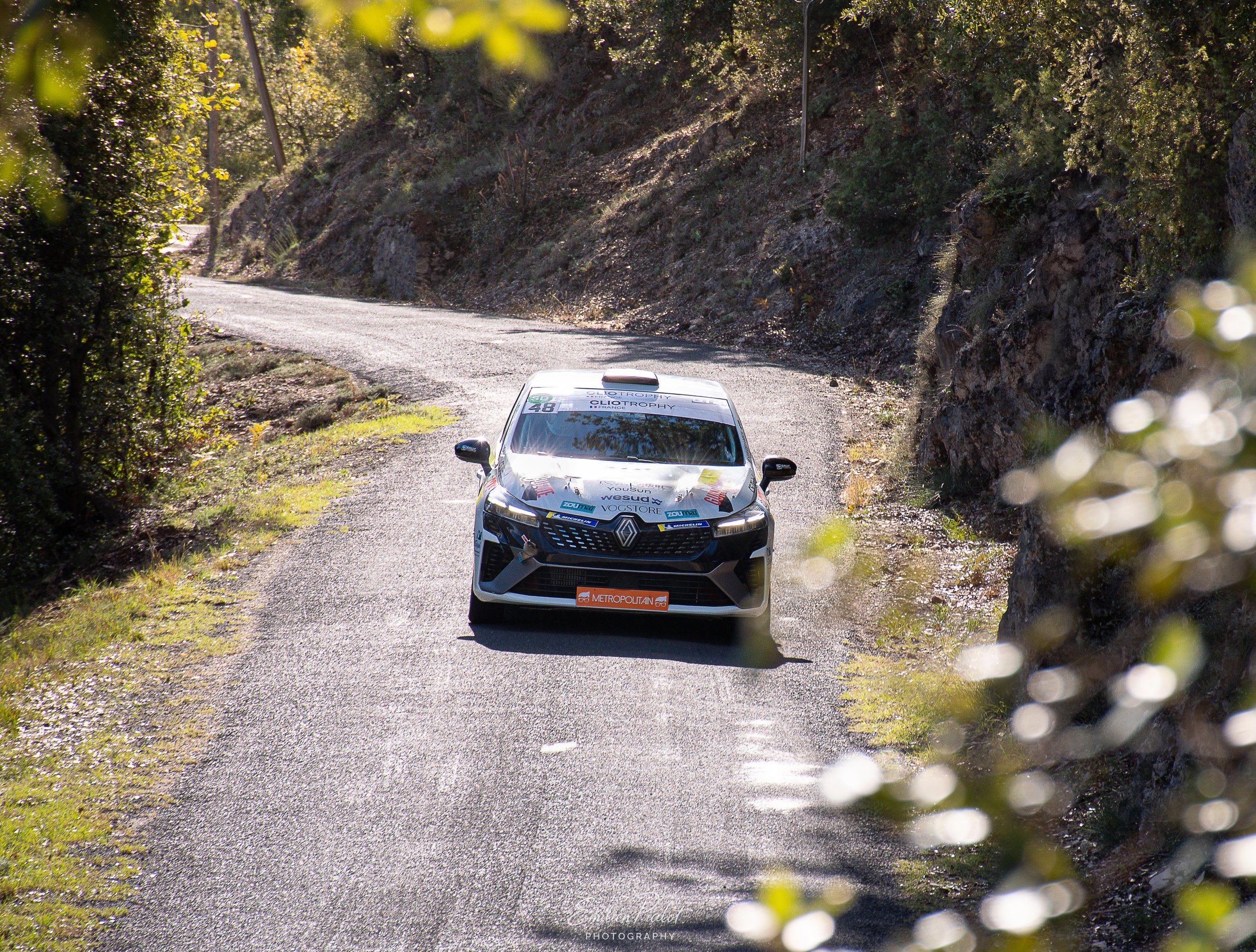 Voiture de rallye en pente dans les sous-bois, couleurs d'automne