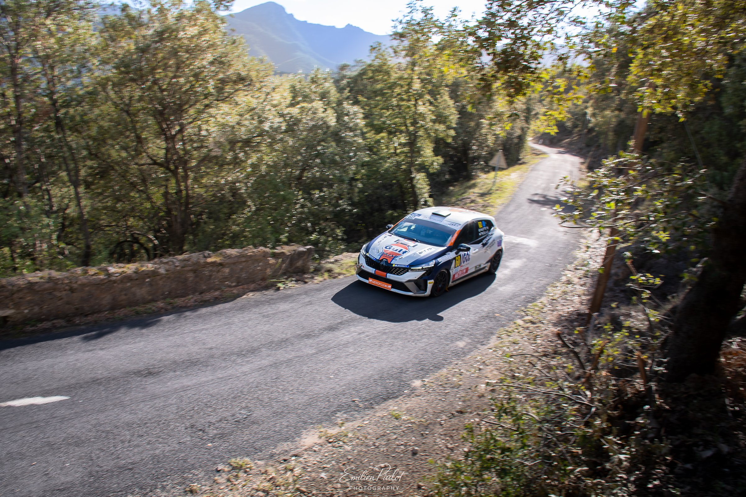 Alpine A110 Rally jaune et noire en virage serré sur l'asphalte