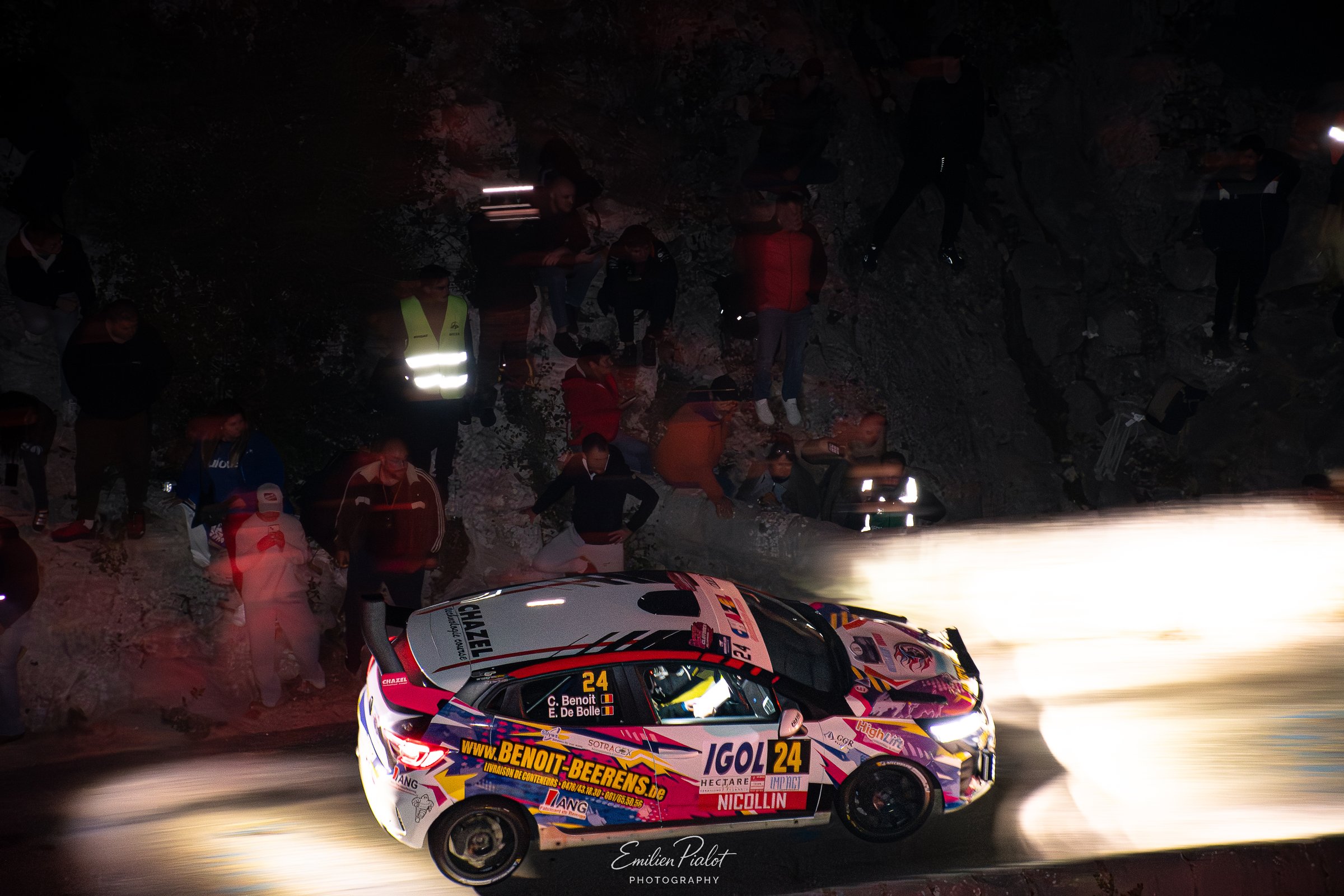 Renault Clio Rally5 de face sur une route étroite de montagne