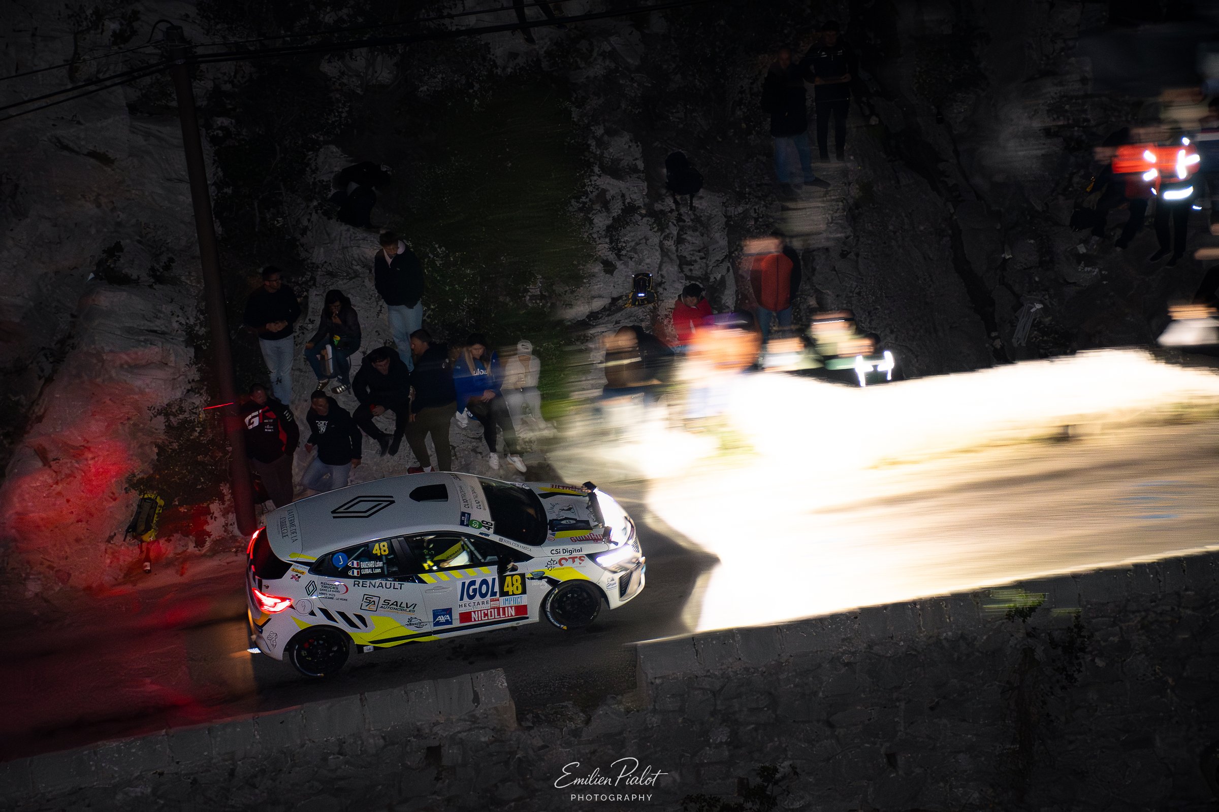 Renault Clio Rally5 blanche IGOL en virage, ombre portée sur l'asphalte