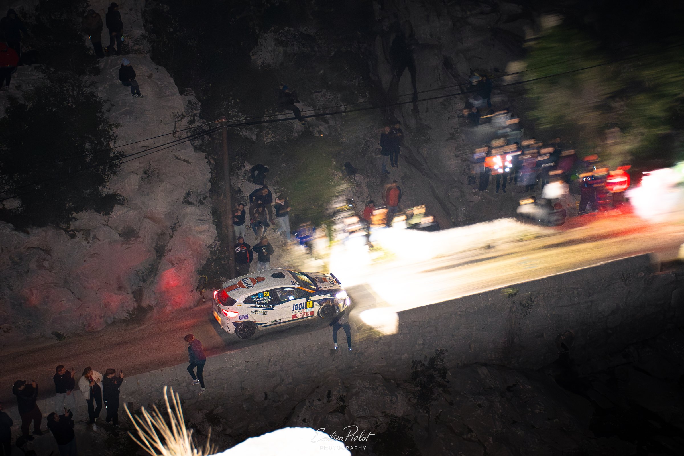 Renault Clio Rally5 blanche au loin dans un virage sur la route de crête
