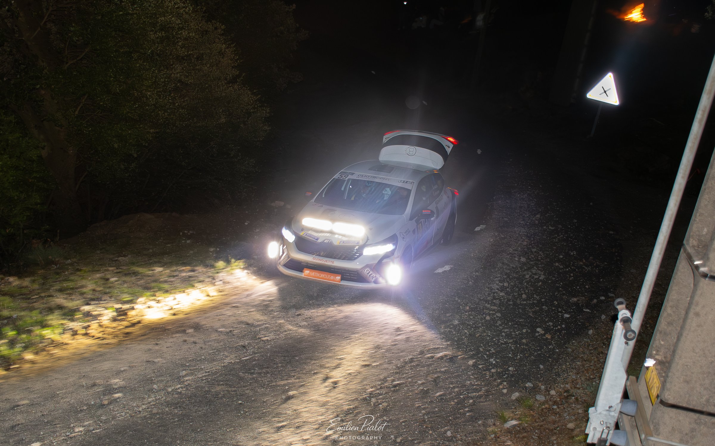 Peugeot 205 Rallye de nuit au virage, spectateurs au bord de la route éclairés
