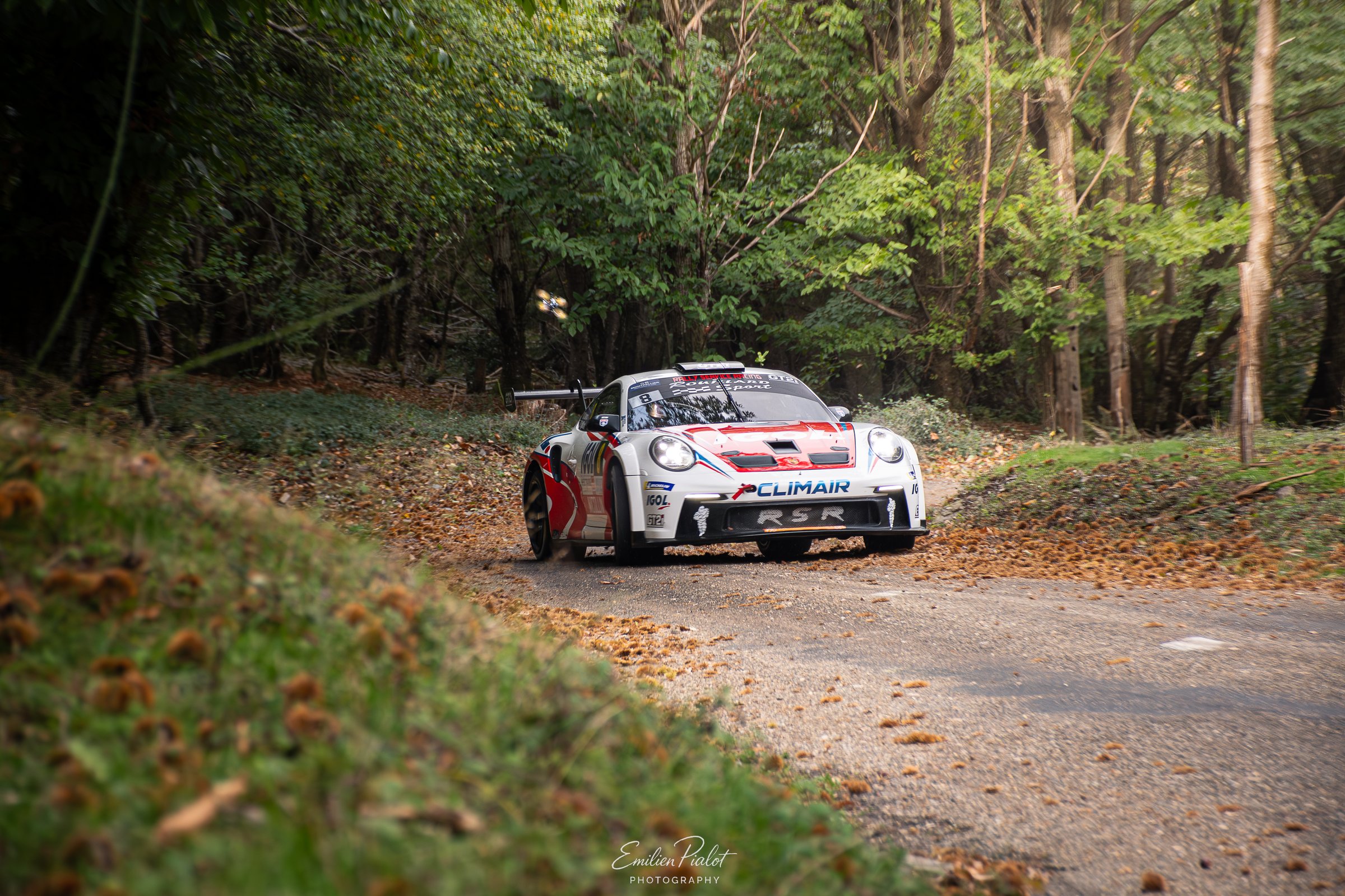 Peugeot 208 Rally4 de nuit sur une piste de terre, phares allumés