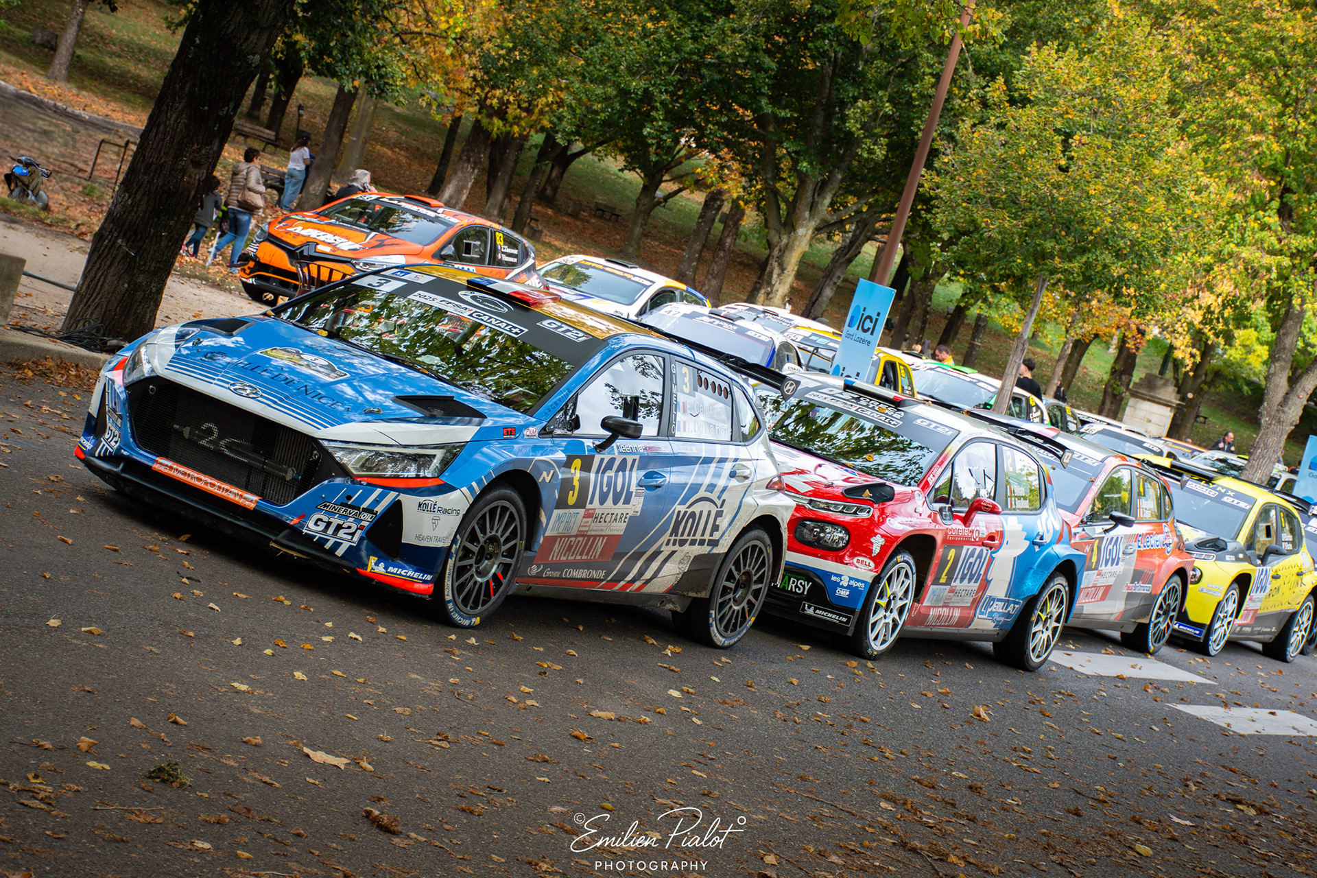 Voitures de rallye alignées dans le parc d'assistance