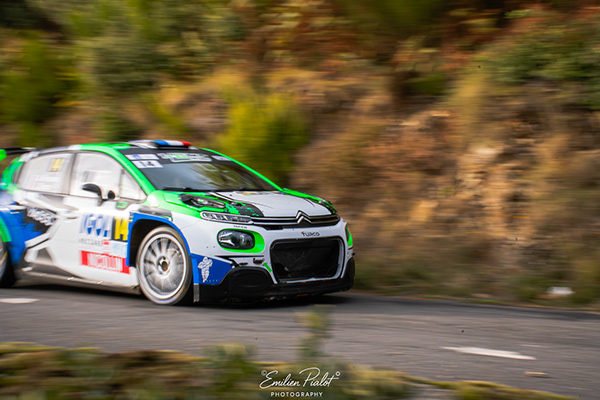 Citroën C3 verte et blanche en filé dans un virage