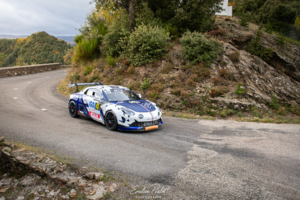 Alpine A110 Rally4 bleue et blanche en pleine courbe