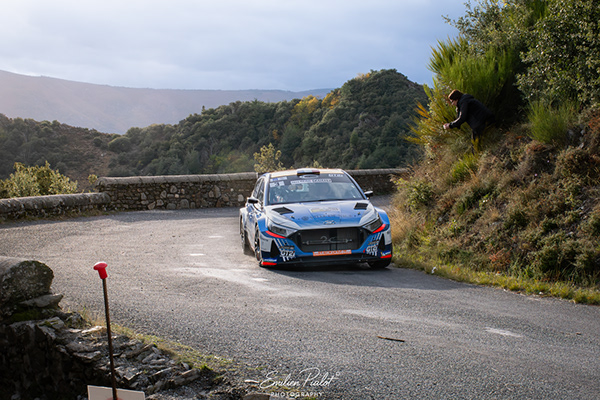 Hyundai i20 bleue et blanche n°3 dans un virage de montagne