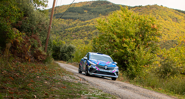 Renault Mégane RS Rally4 rose et bleue sur chemin forestier