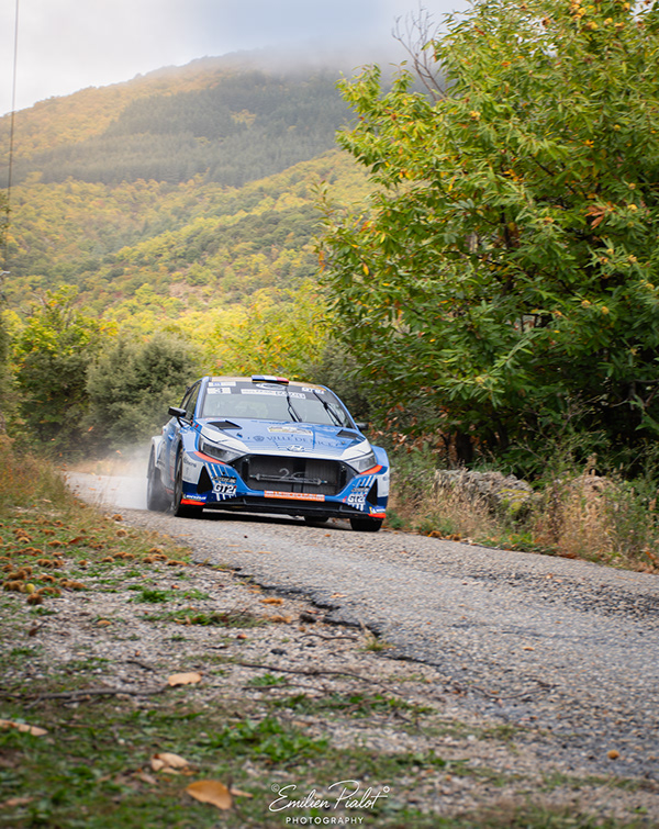 Hyundai i20 bleue dans un nuage de poussière, spéciale terre
