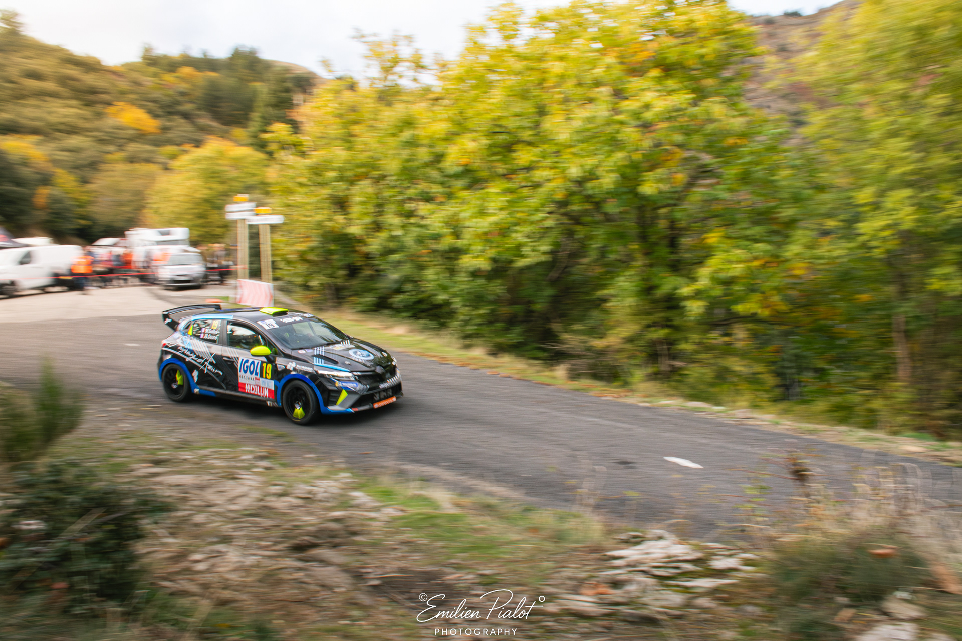 Renault Clio Rally4 noire et bleue n°19 en filé, sous-bois