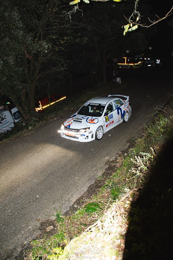 Voiture de rallye de nuit, phares allumés sur la spéciale