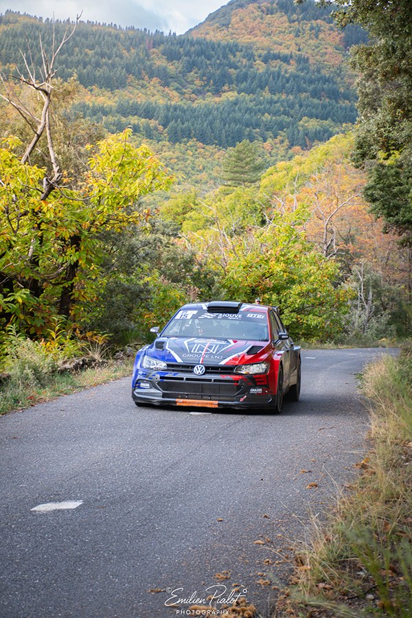 Voiture de rallye rouge et blanche de nuit