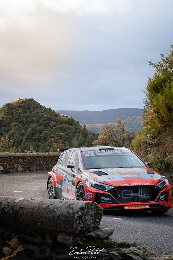 Citroën C3 rouge en montée, forêt automnale