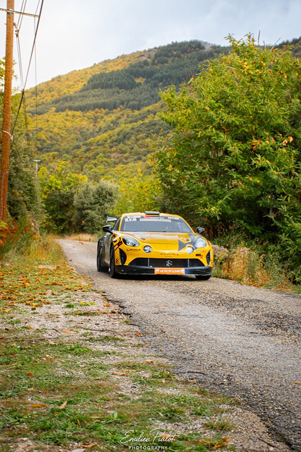 Renault Clio jaune en épingle sur gravier